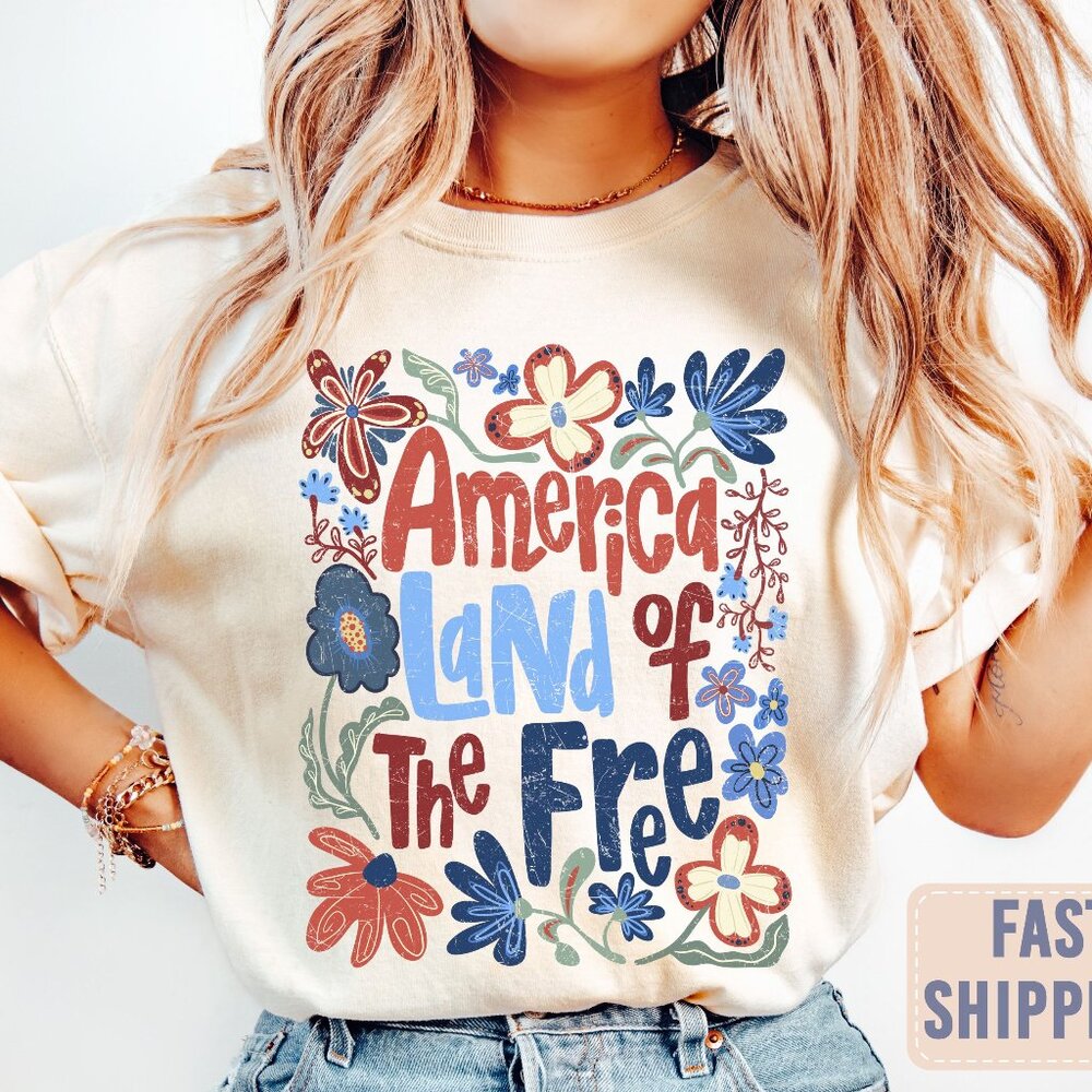 Cute Floral America Land Of The Free Because of The Brave USA July 4 Graphic Tee